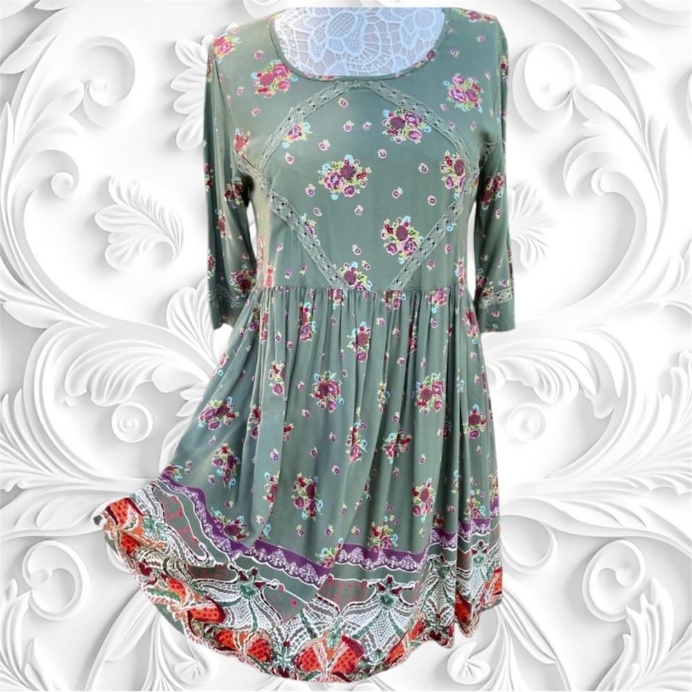 Olive green boho baby doll scoop neck long sleeve floral dress w/lace detail.